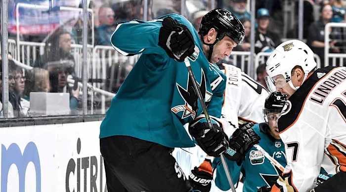 joe-thornton-sharks-injury-knee-1300.jpg